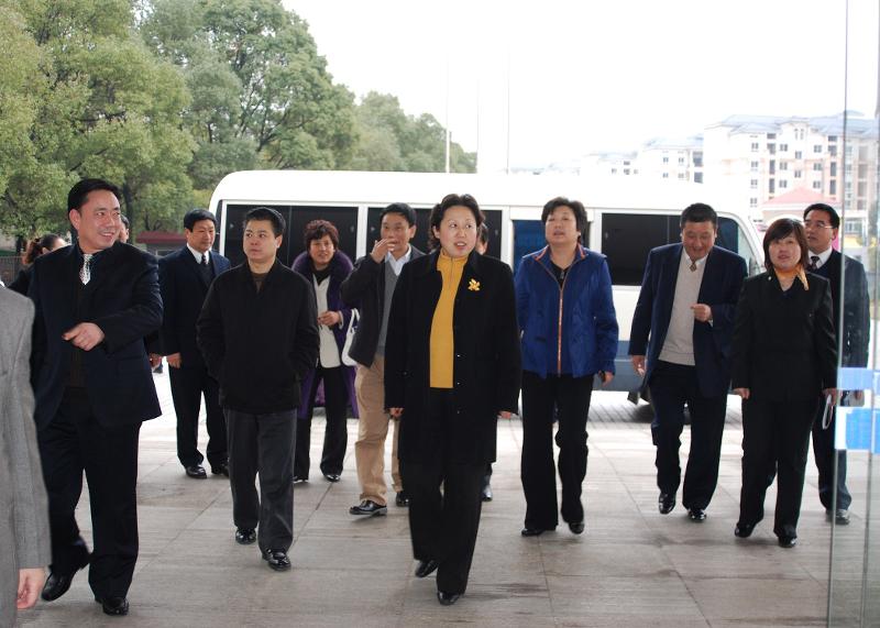 2009年2月，時任湖南省人大常委會副主任、黨組成員，省總工會主席劉蓮玉來四化建調(diào)研
