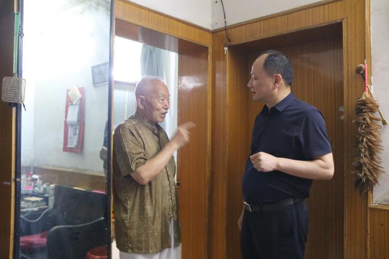 公司黨委書記、董事長周鴻春節(jié)慰問老黨員、軍轉(zhuǎn)干部