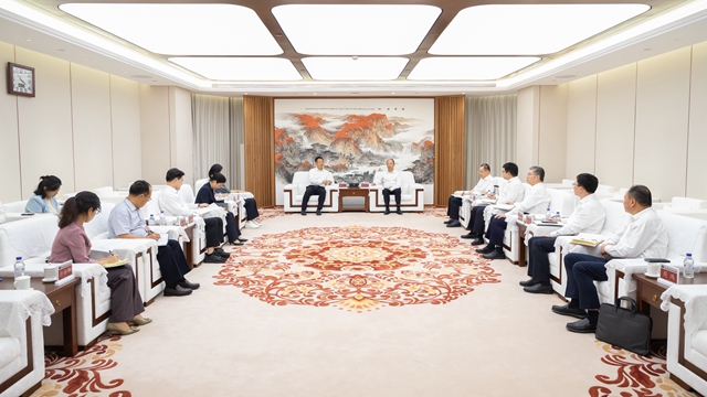 莫鼎革與湖南省委常委、岳陽市委書記謝衛(wèi)江舉行會談