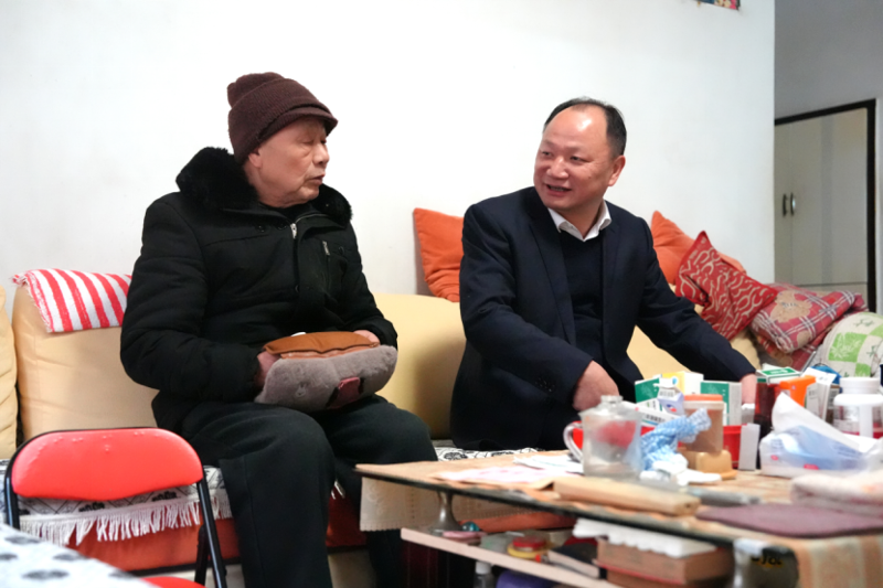 公司黨委走訪慰問困難黨員和困難職工、看望慰問老領(lǐng)導和老同志