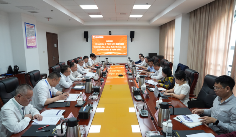 周鴻會見越南化學(xué)工業(yè)總公司寧平氮肥廠總經(jīng)理阮日憲、越南三云綜合貿(mào)易股份公司董事長謝氏青云
