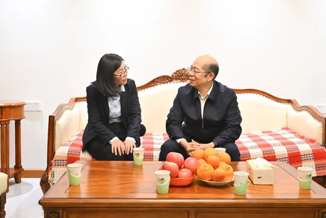 國務(wù)院國資委黨委委員、副主任譚作鈞看望慰問中國化學(xué)“時代楷模”邱軍同志家屬