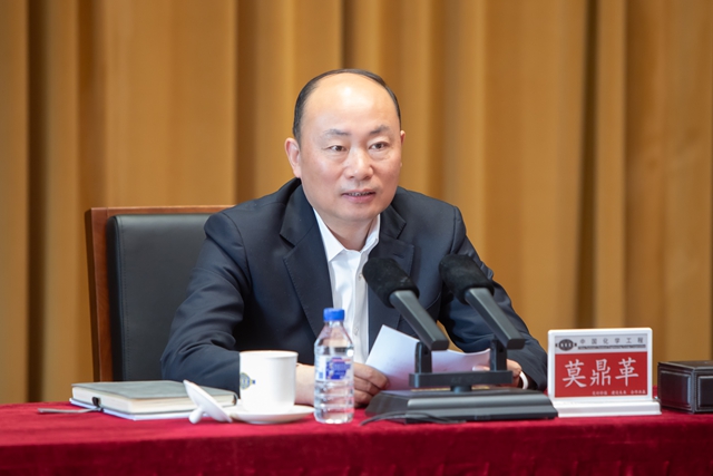 青春化學(xué) 實干爭先丨莫鼎革向全體團(tuán)員青年致以節(jié)日問候
